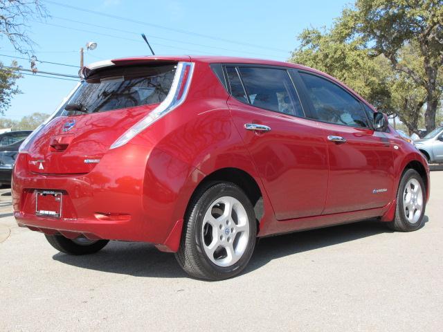 Nissan LEAF 2011 photo 2