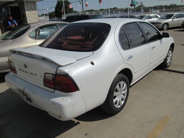 Nissan Maxima 1996 photo 1