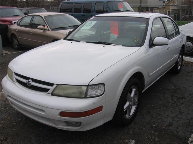 Nissan Maxima SLE Ext. Cab Short Bed 4WD Sedan