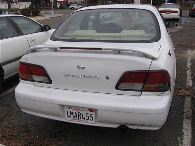 Nissan Maxima 1997 photo 1