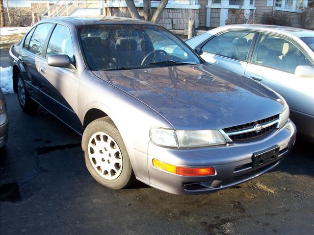 Nissan Maxima SLE Ext. Cab Short Bed 4WD Sedan