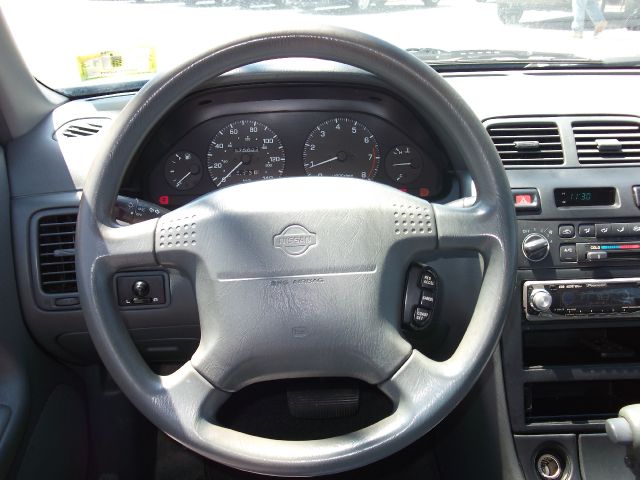 Nissan Maxima 1997 photo 1