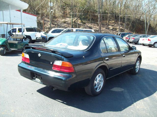 Nissan Maxima 1997 photo 1