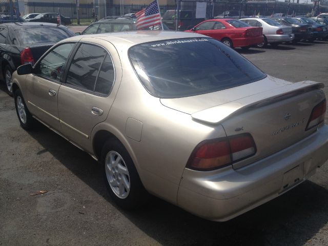 Nissan Maxima 1997 photo 1