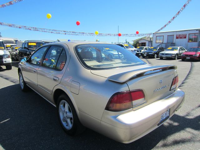 Nissan Maxima 1998 photo 1