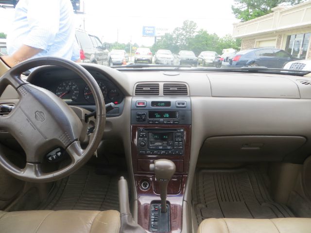 Nissan Maxima 1998 photo 1