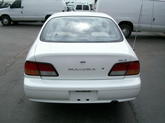 Nissan Maxima 1999 photo 1