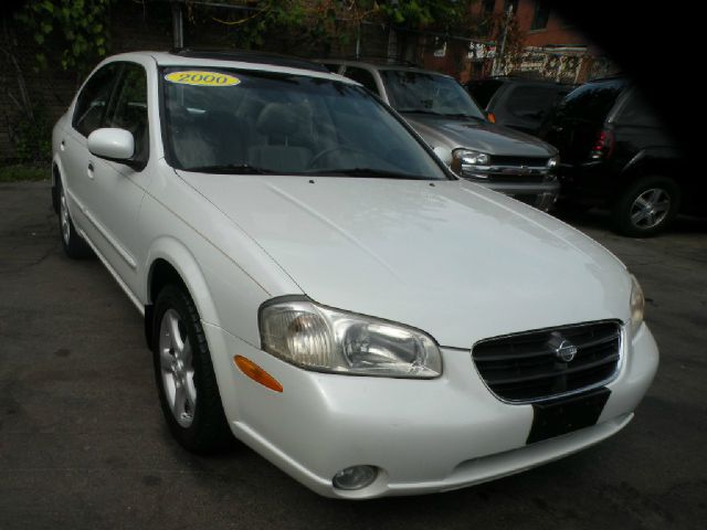 Nissan Maxima 2000 photo 1