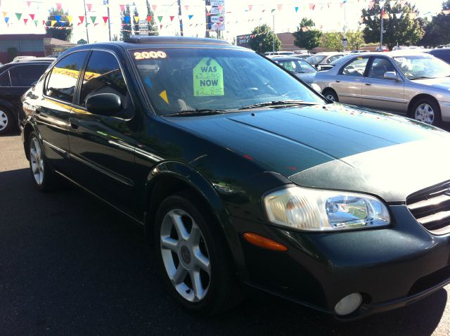 Nissan Maxima 2000 photo 1