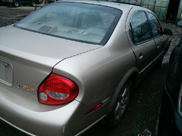 Nissan Maxima 2000 photo 1