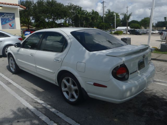 Nissan Maxima 2000 photo 1