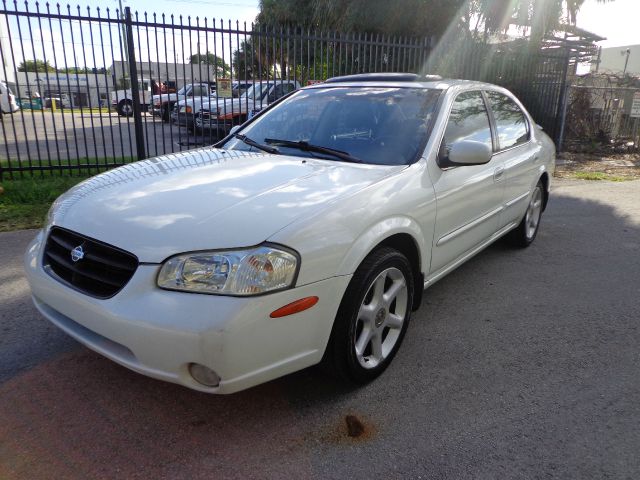 Nissan Maxima 2000 photo 1