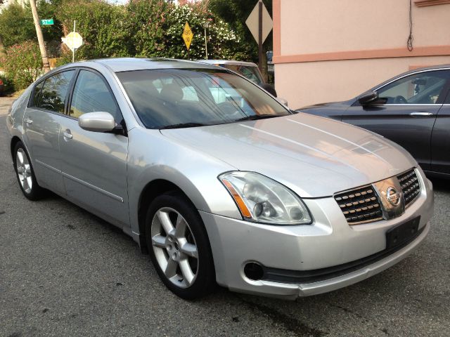 Nissan Maxima SE Sedan