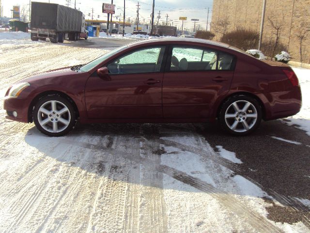 Nissan Maxima SE Sedan