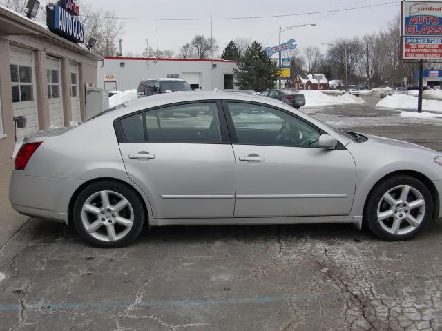 Nissan Maxima SE Sedan