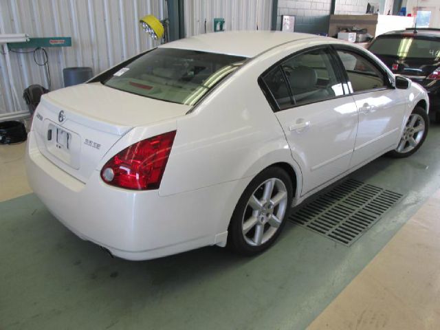 Nissan Maxima SE Sedan