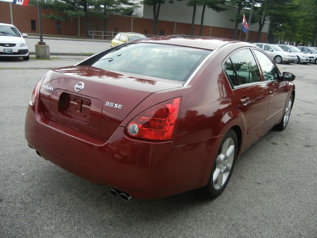 Nissan Maxima SE Sedan