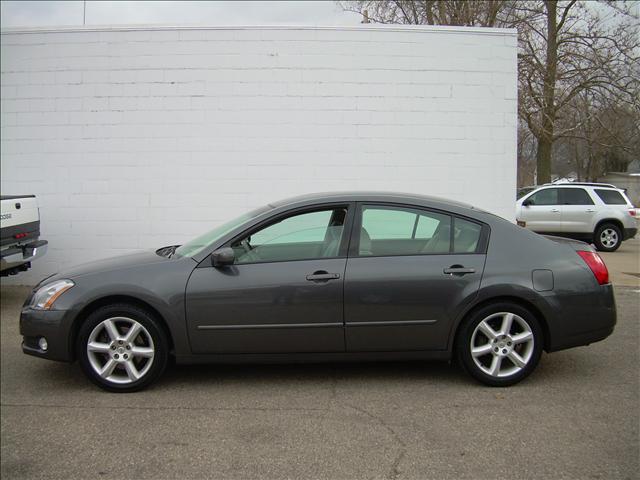 Nissan Maxima SE Sedan