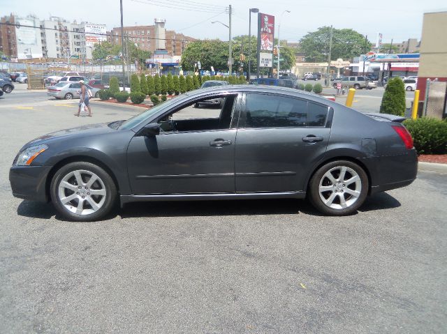 Nissan Maxima SE Sedan