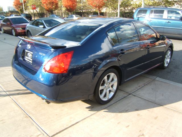 Nissan Maxima SE Sedan