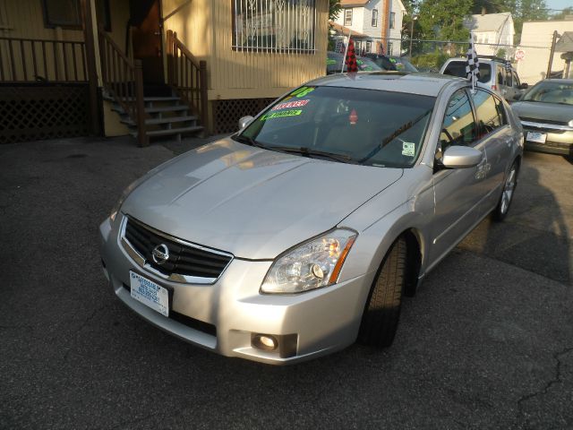 Nissan Maxima SE Sedan