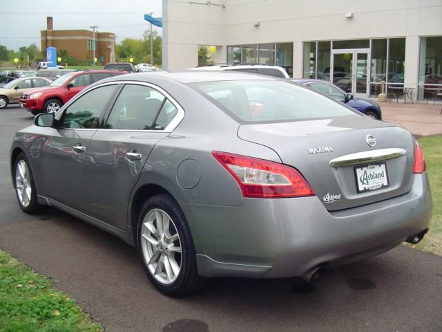 Nissan Maxima Supercab 139 XLT 4WD Sedan