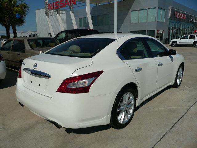 Nissan Maxima 2010 photo 1