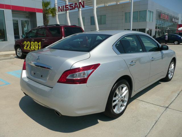 Nissan Maxima 2011 photo 1