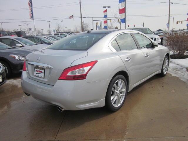 Nissan Maxima 2011 photo 2