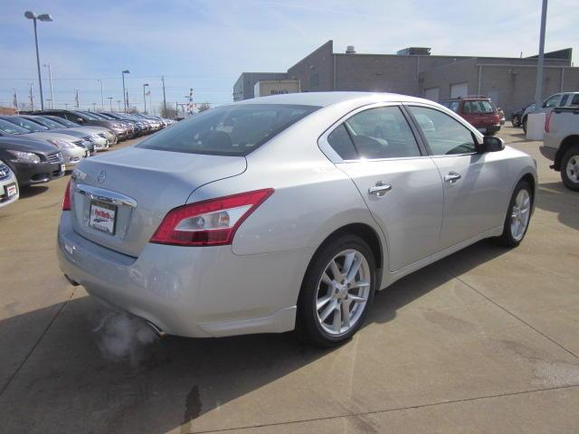 Nissan Maxima 2011 photo 2