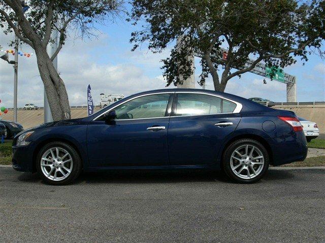 Nissan Maxima Supercab 139 XLT 4WD Sedan