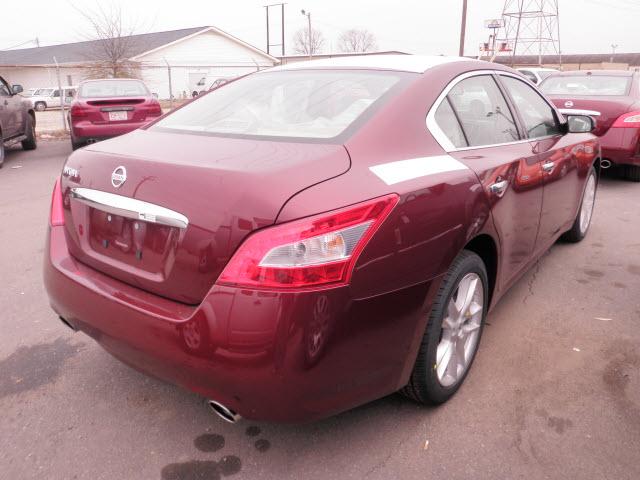 Nissan Maxima 2011 photo 2