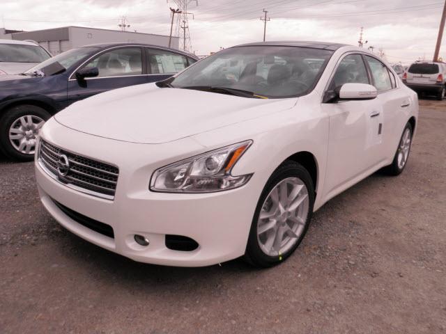 Nissan Maxima Regular Cab 4-wheel Drive Work Truck Sedan