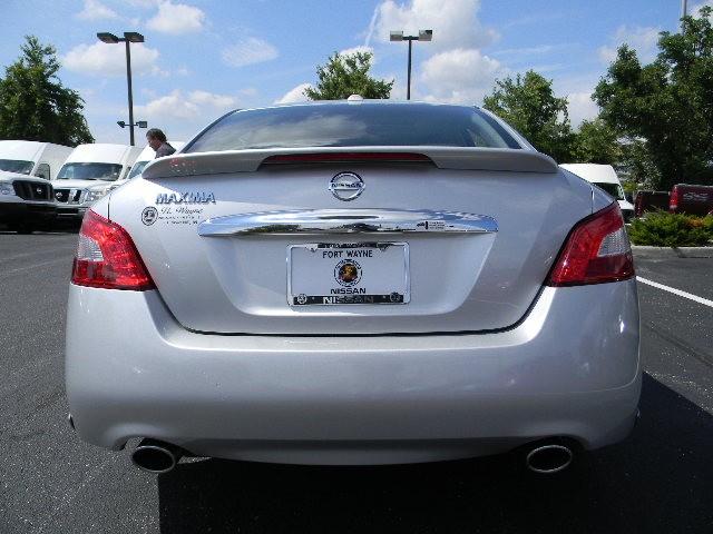 Nissan Maxima 2011 photo 1