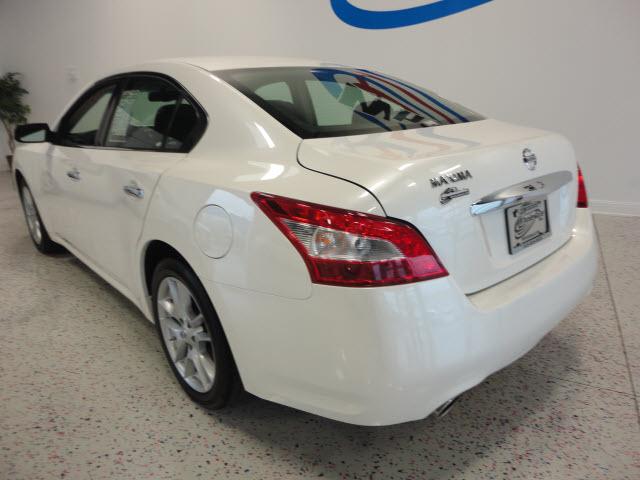 Nissan Maxima 2011 photo 1