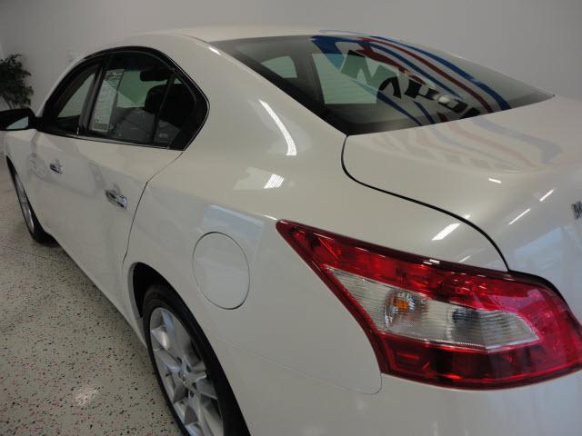 Nissan Maxima 2011 photo 2