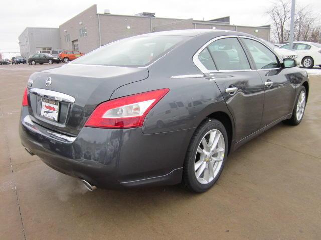 Nissan Maxima 2011 photo 2