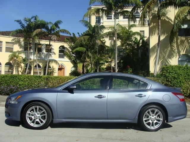 Nissan Maxima 2011 photo 1