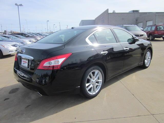 Nissan Maxima 2011 photo 2