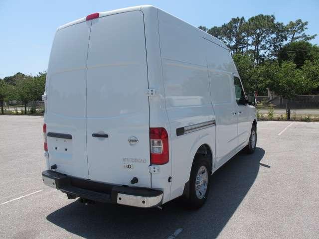 Nissan NV 2012 photo 3