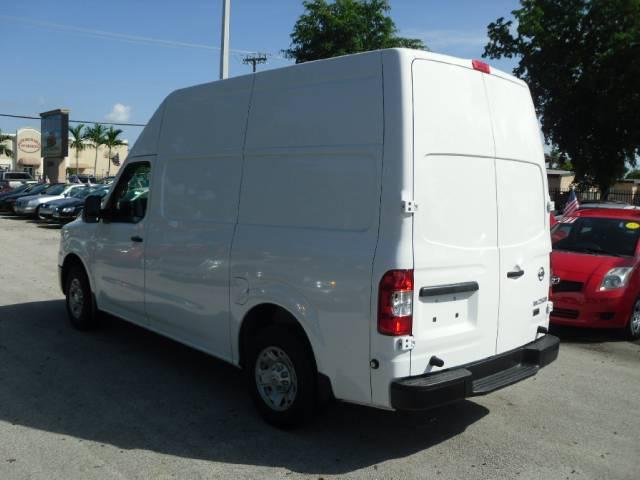 Nissan NV 2500 2012 photo 2