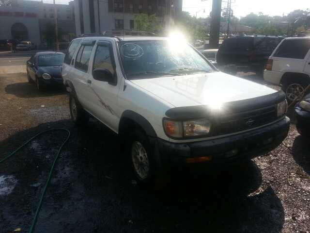 Nissan Pathfinder 1996 photo 1