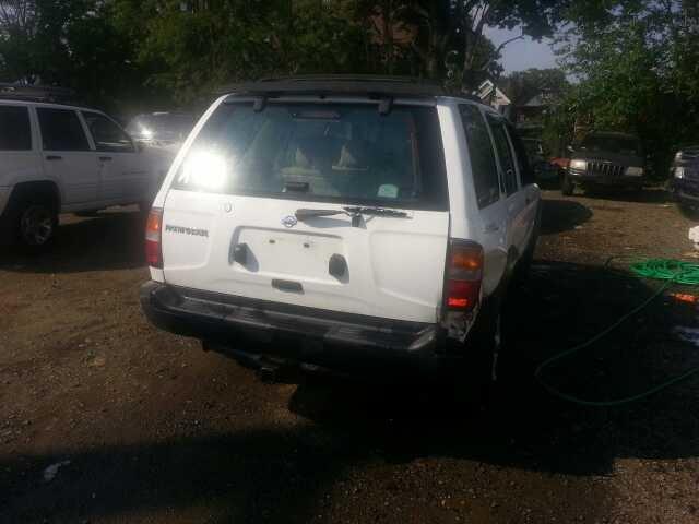 Nissan Pathfinder 1996 photo 2