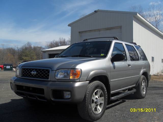 Nissan Pathfinder SE Sport Utility