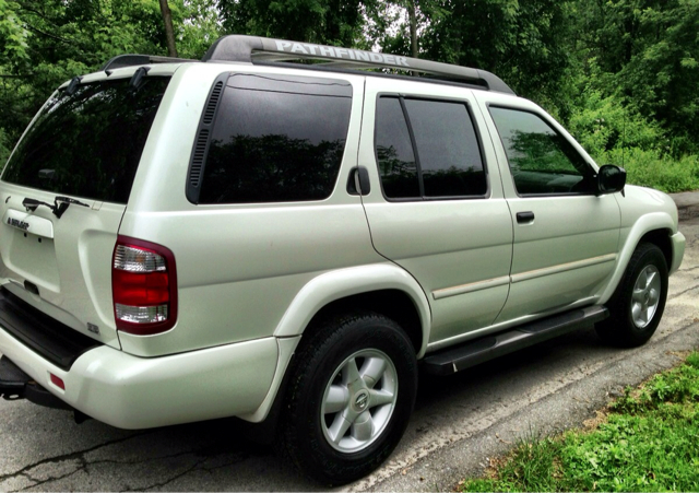 Nissan Pathfinder 2002 photo 1