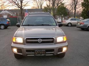 Nissan Pathfinder SE Sport Utility