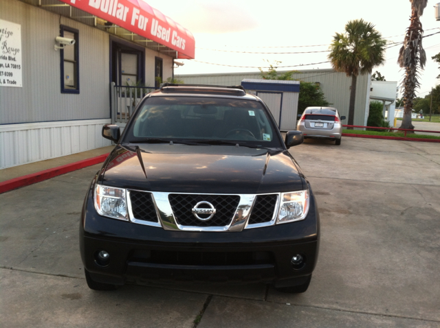 Nissan Pathfinder LX V-6 SUV