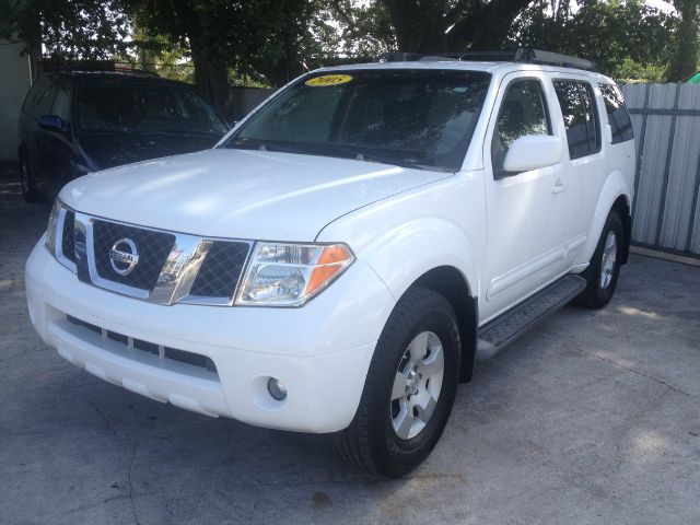 Nissan Pathfinder 2005 photo 1