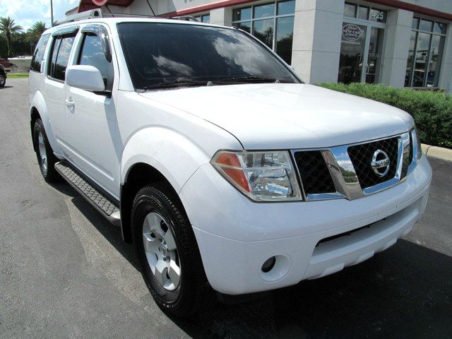 Nissan Pathfinder 2005 photo 1