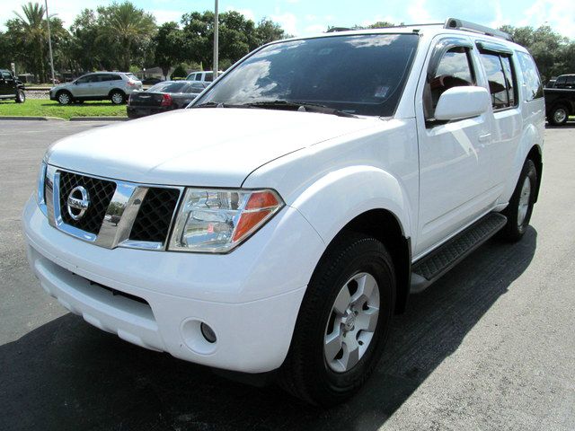 Nissan Pathfinder 2005 photo 2